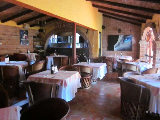 La Bodega de Ajijic, an established Ajijic restuarants dining area with clothed tables and chairs.