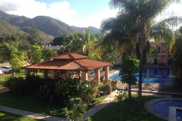 Garden and pool view of Hotel la Joya del Lago.