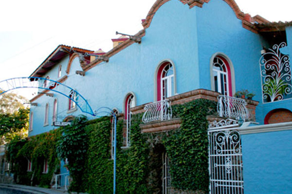Street view of Nuevo Posada hotel.