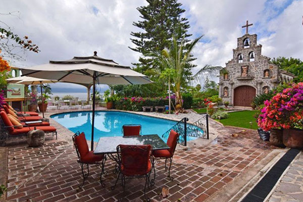 Pool view of the Ajijic Bed and Breakfast Villa del Angel.