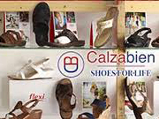 Ladies sandals displayed on shelves at Calzabien store in Ajijic.