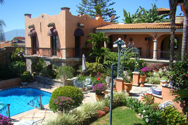 Garden and pool view of Tres Leones Bed and Breakfast in Ajijic.