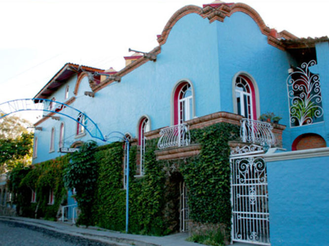 The bright blue walls with green vines on the outside of La Nuevo Posada, one the the older more established Ajijic restaurants.